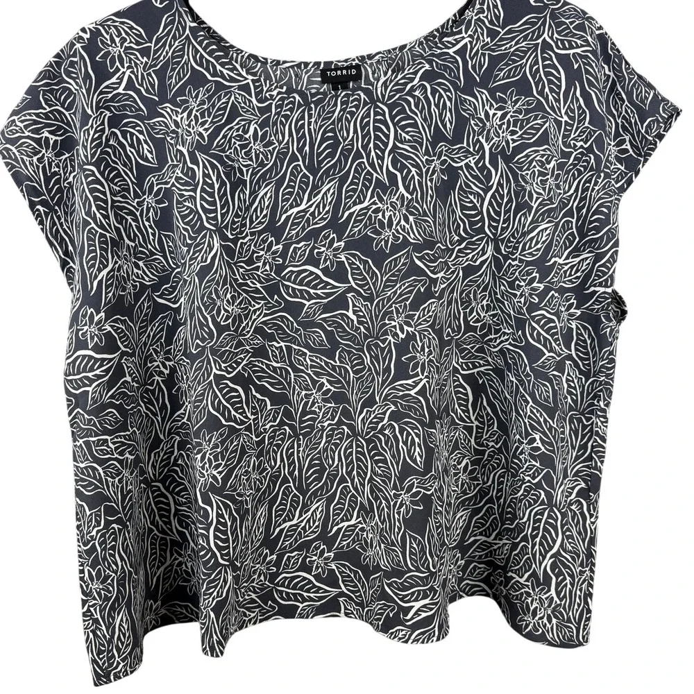 Torrid Gray White Tropical Leaf Floral‎ Blouse Top Plus Size 1 1X office casual